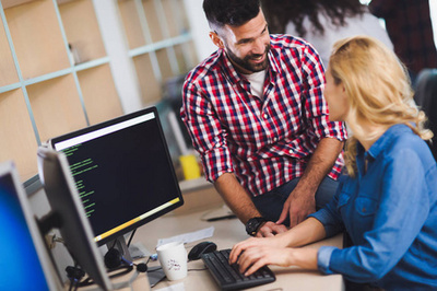 軟件開發(fā)人員在項目上工作