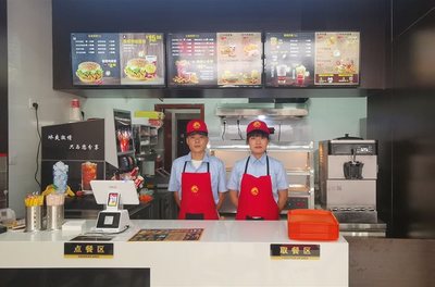 從方向盤(pán)到漢堡盤(pán) 黃姐的轉(zhuǎn)型之路與南寧漢堡店加盟新觀察